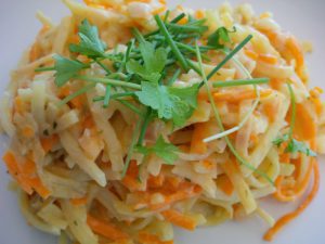 Kartoffelmöhren-Spaghetti in Käsesahne-Sauce