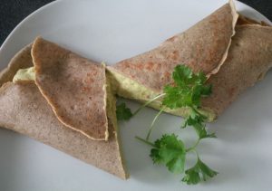 Galette mit Avocado-Hummus-Creme