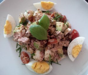 Thunfischsalat mit Ei, Avocado, Maronen und Tomaten