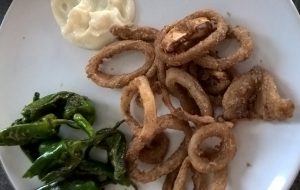 Frittierte Calamari, Pimientos de Padron und Ajoli