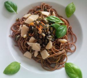 Spaghetti aglio olio mit Kürbiskernen