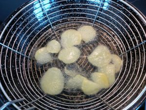 Kartoffelchips in der (Fritteuse-)Pfanne