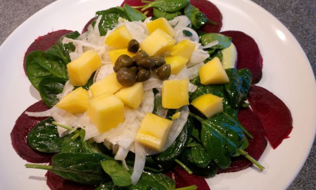 Rote Beete Carpaccio mit Feldsalat, Fenchel &amp; Mango