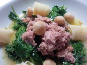 Lauwarmer Spinatsalat mit Thunfisch, Käse & Nüssen