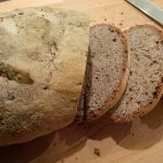 Eiweißbrot - dieser Moment, das frische Brot aufzuschneiden