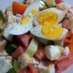 Erfrischender Sommersalat mit Mozarella & Ei