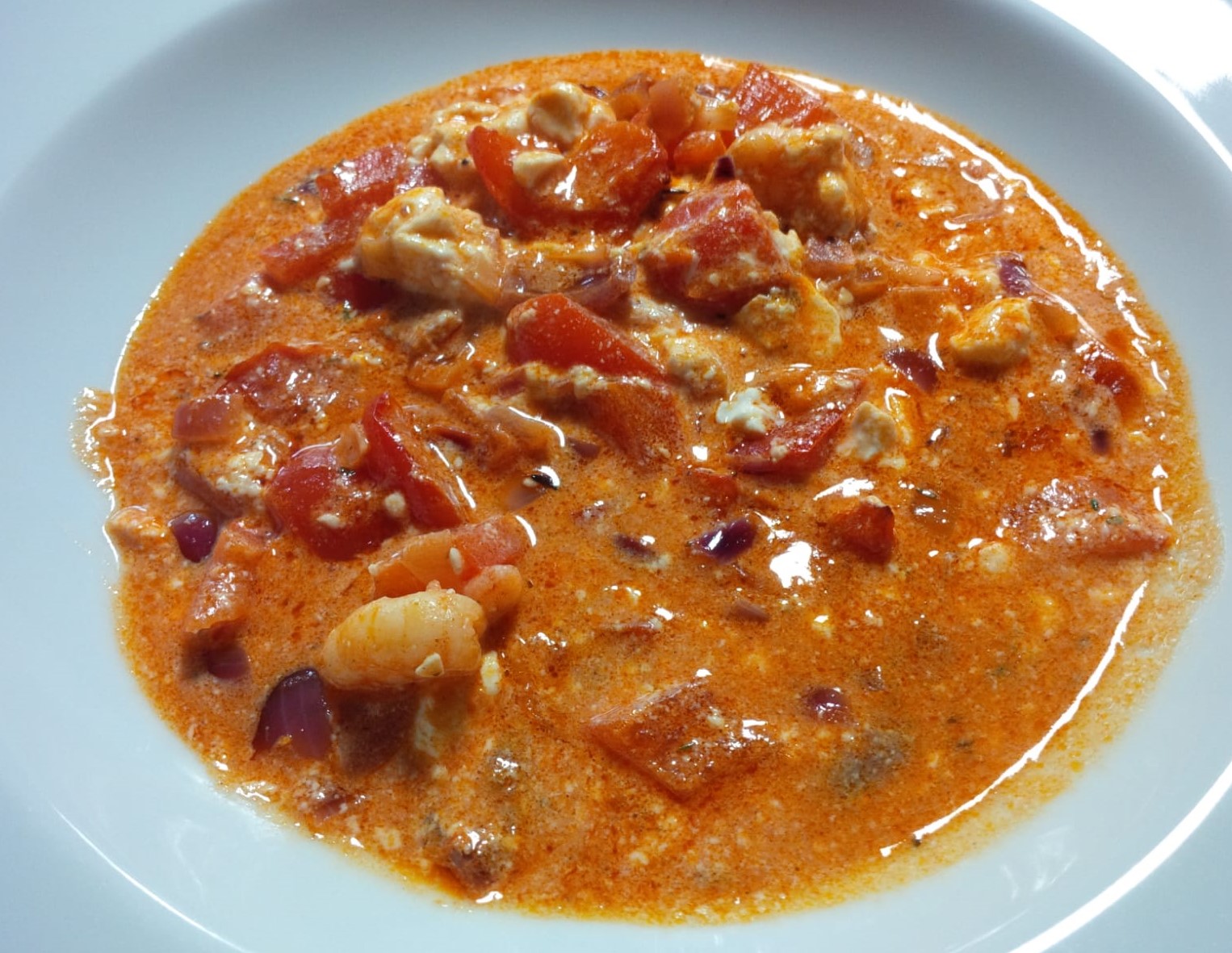 Mediterranes Paprikaragout mit Garnelen und Schafskäse Mediterranes Paprikaragout mit Garnelen und Schafskäse