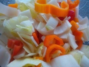 Chicorée-Paprika-Salat ohne Dressing