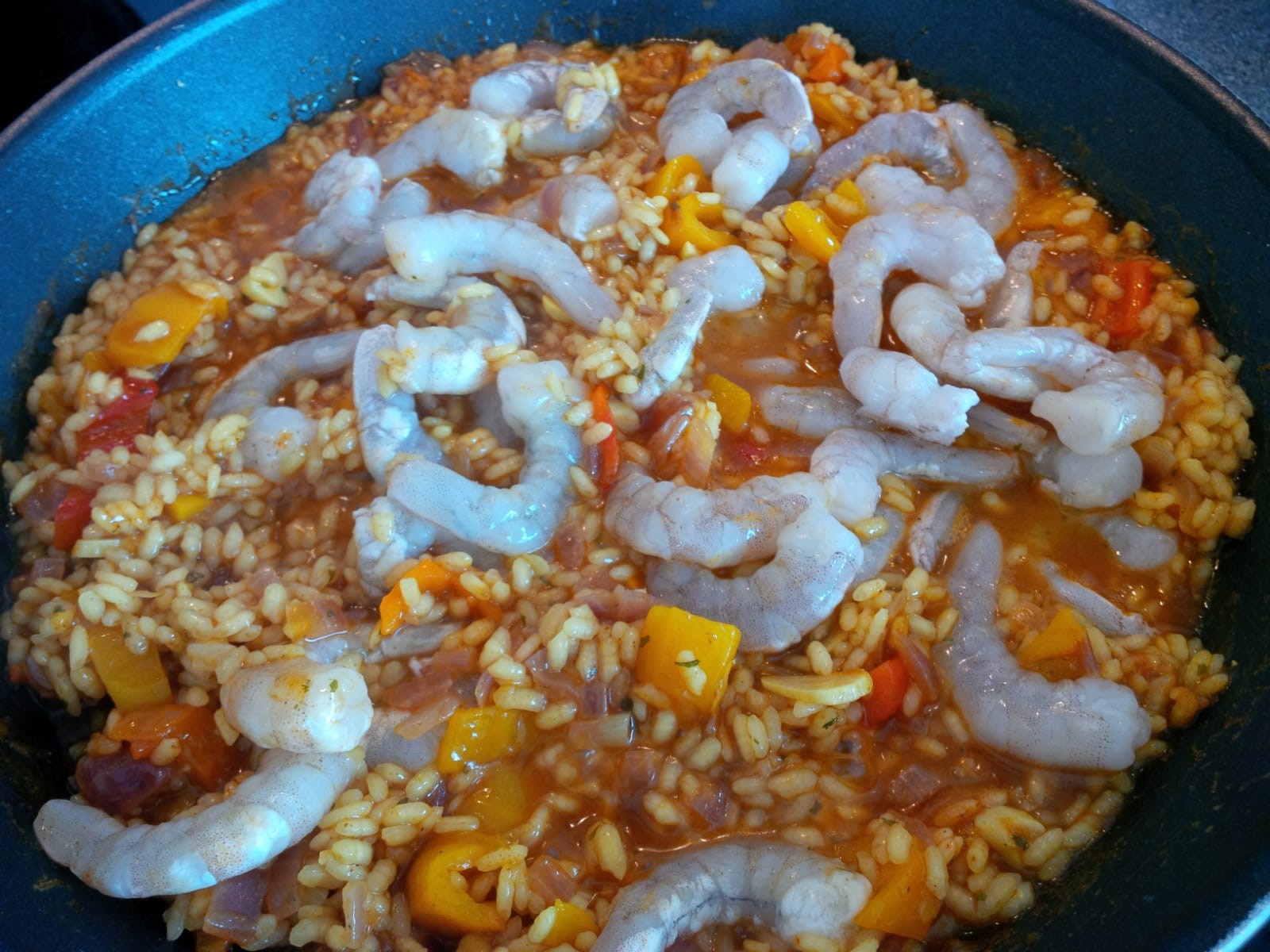 Paella mit Garnelen