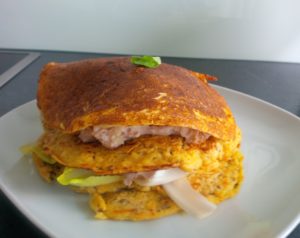 Kichererbsen-Pfannkuchen-Sandwich mit Thunfisch & Salat