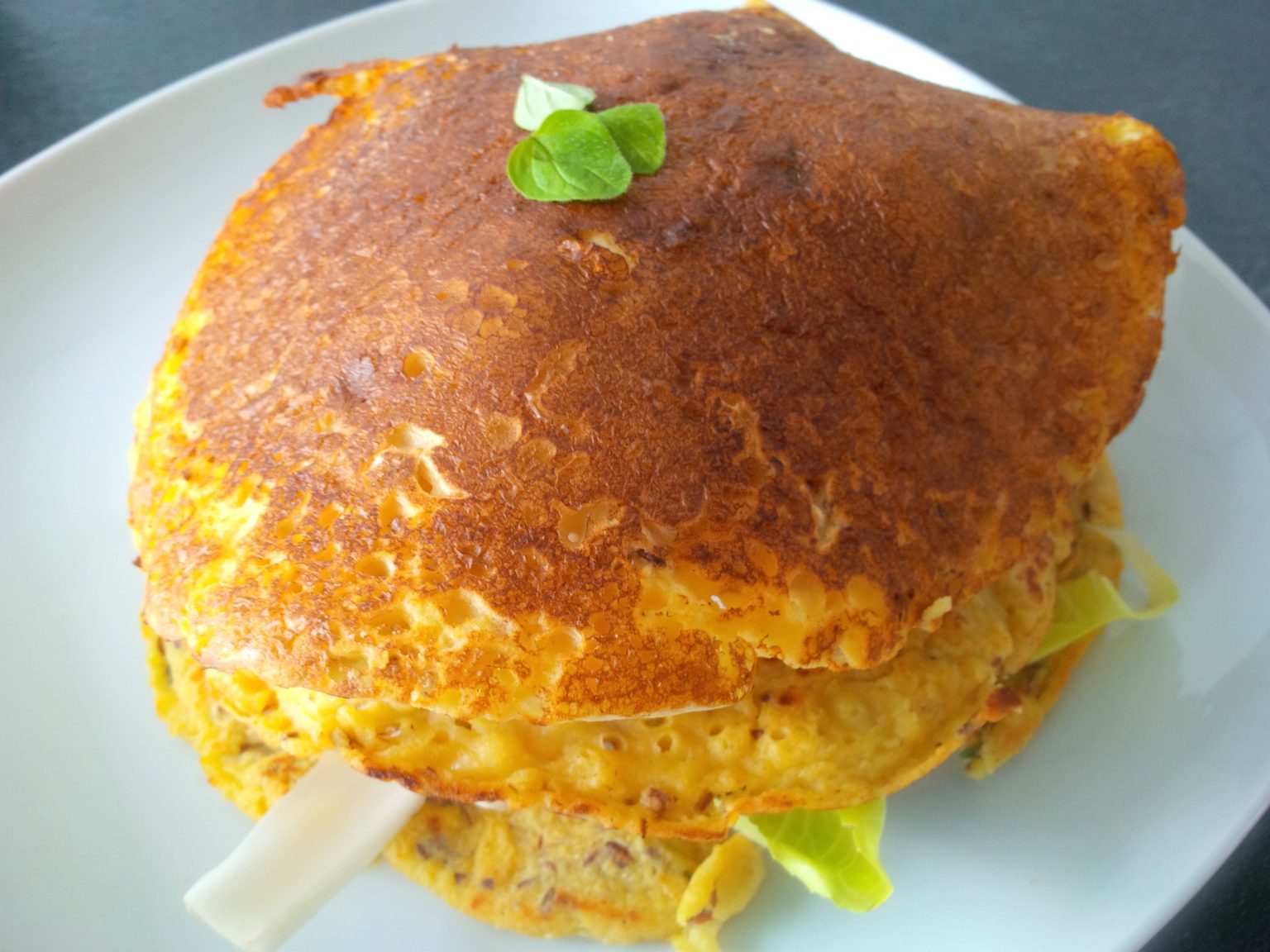 Kichererbsen-Pfannkuchen-Sandwich mit Thunfisch &amp; Salat