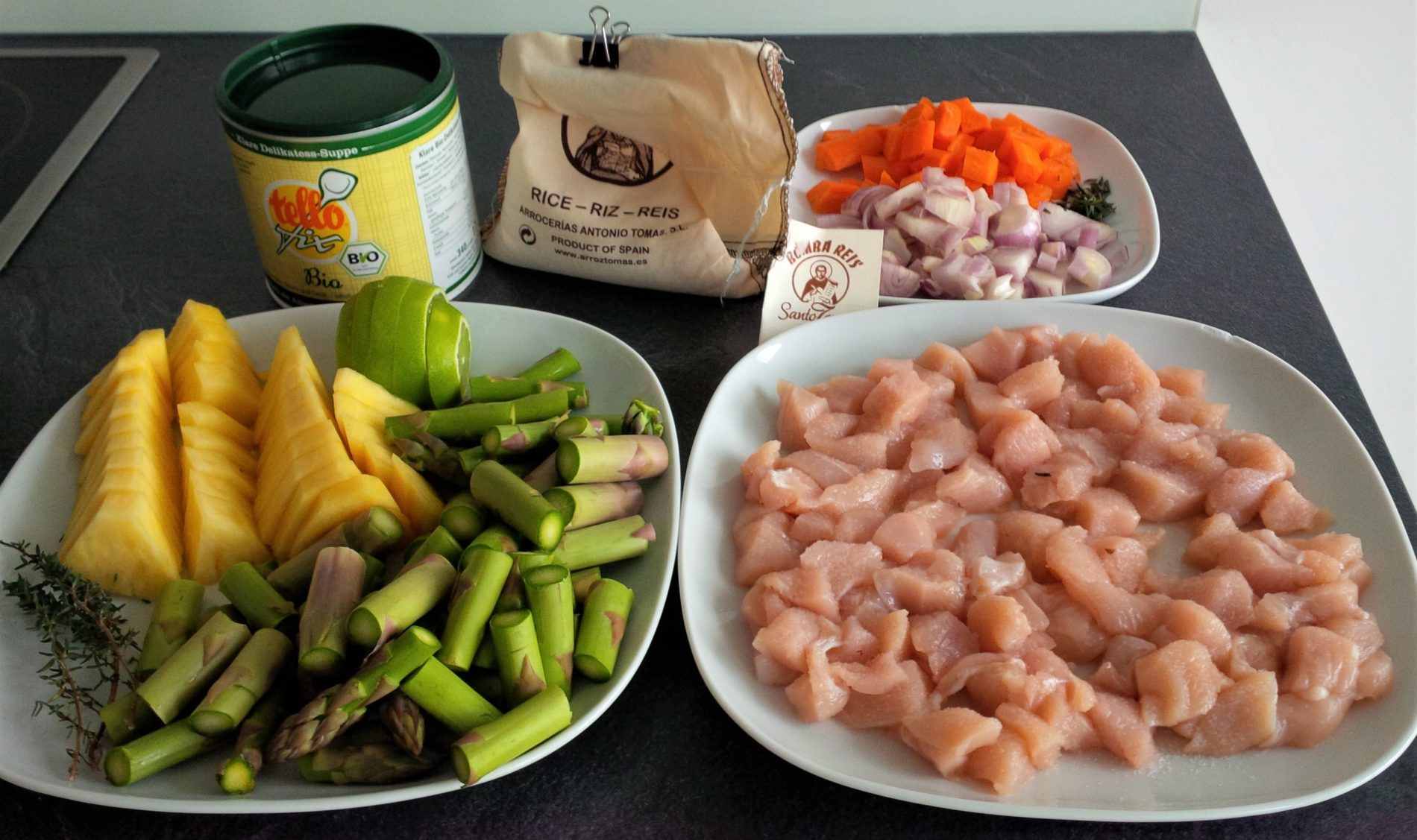 Paella mit Hühnchenbrust, grünem Spargel & Ananas Paella mit Hühnchenbrust, grünem Spargel & Ananas