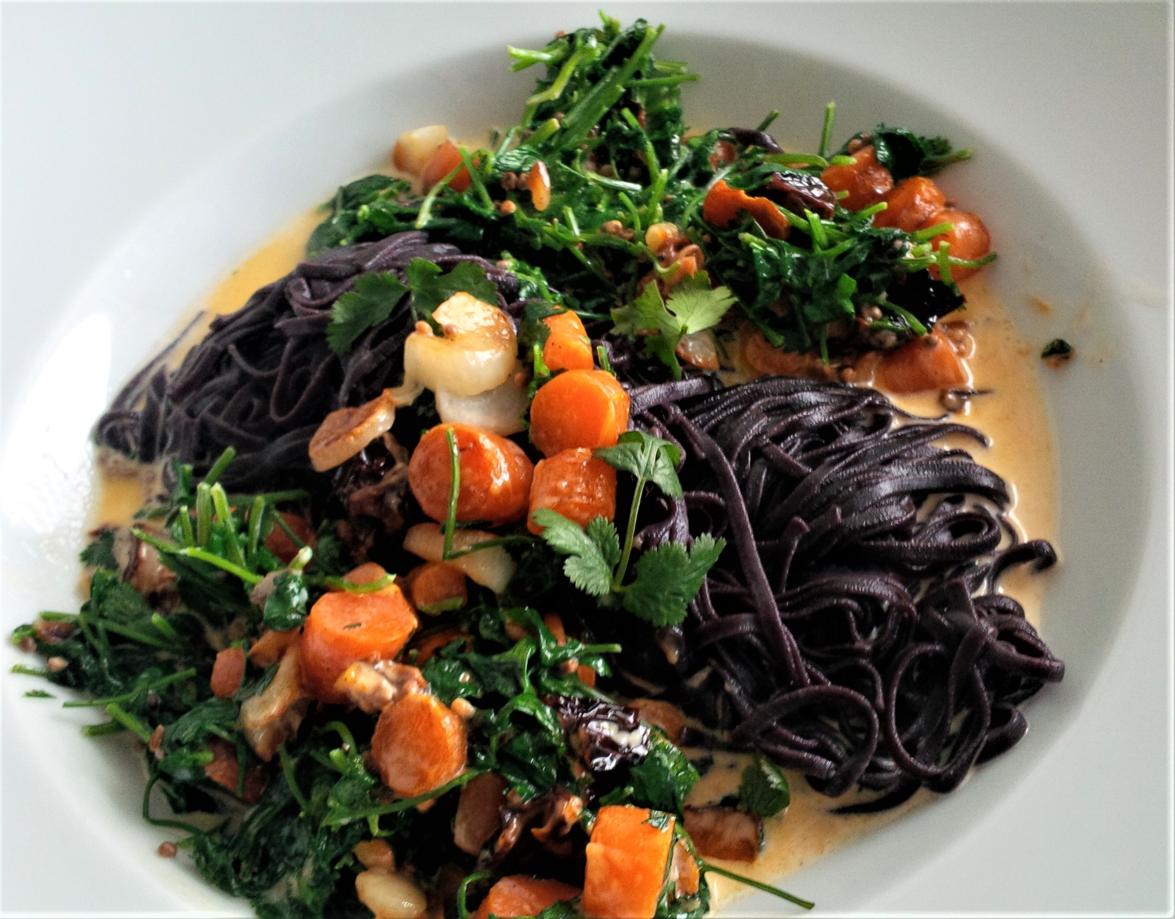 Schwarze Reisspaghetti mit Karotten-Knoblauch-Gemüse &amp; Koriander