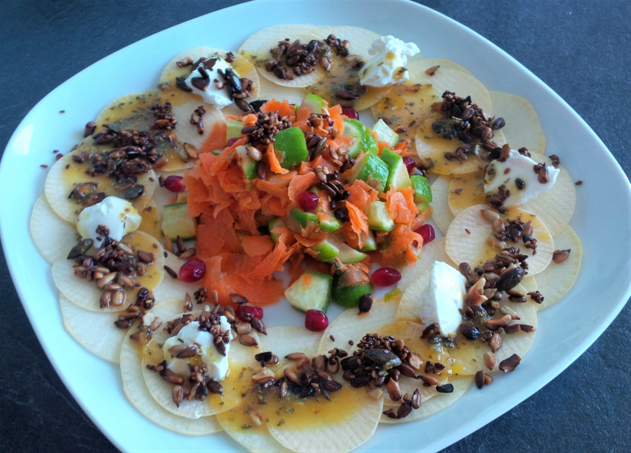 Gelbe Beete Carpaccio mit Karotten-Gurken-Salat