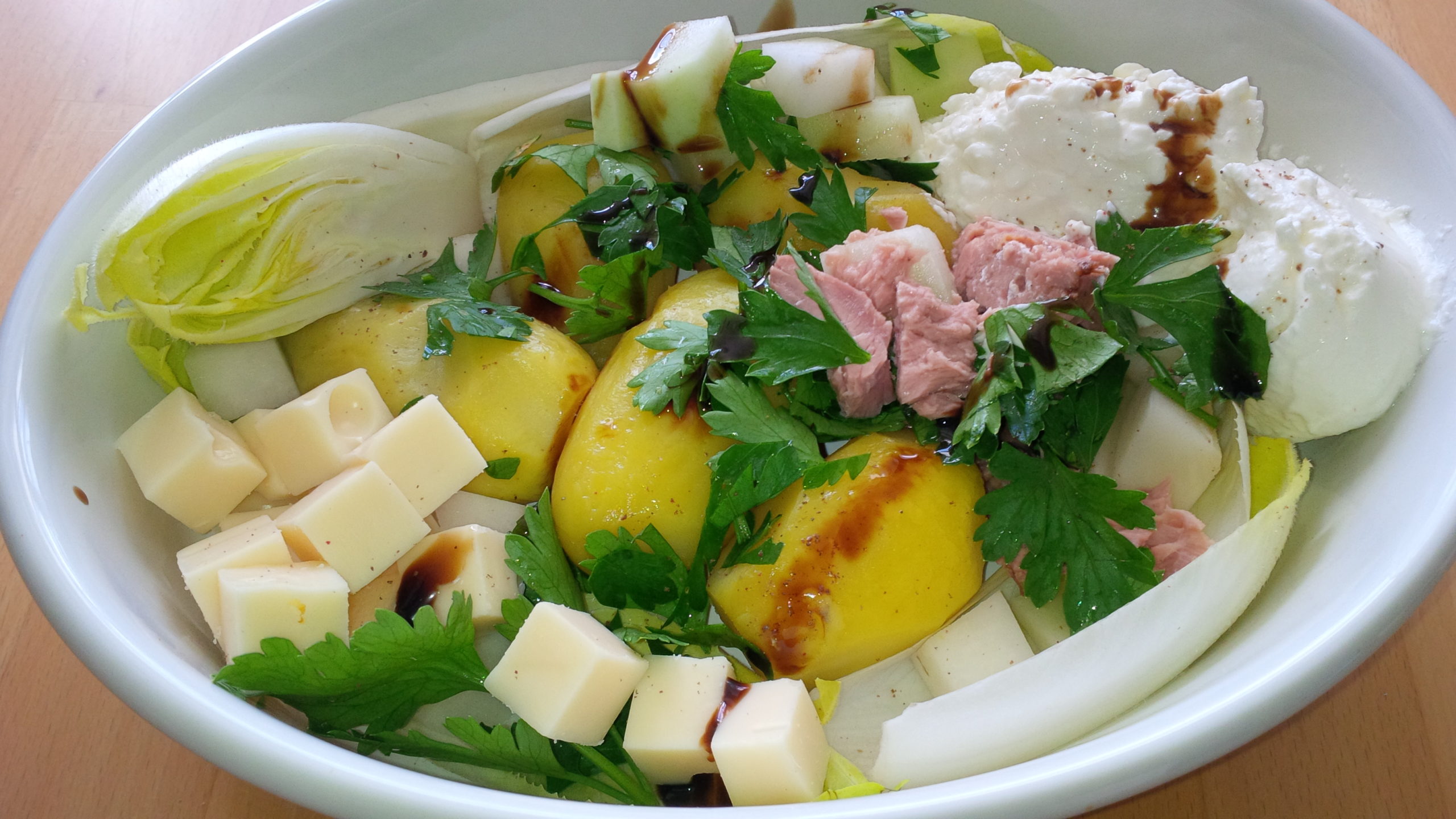 Kartoffelbowl mit Rohkost, Thunfisch & Käse